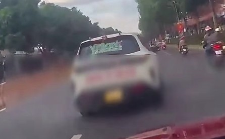 Functional agencies of Dak Lak province have handled the driver of a yellow license plate car who did not give way to the vehicle to ask to overtake when safety conditions were met. Photo: Dak Lak Police provided