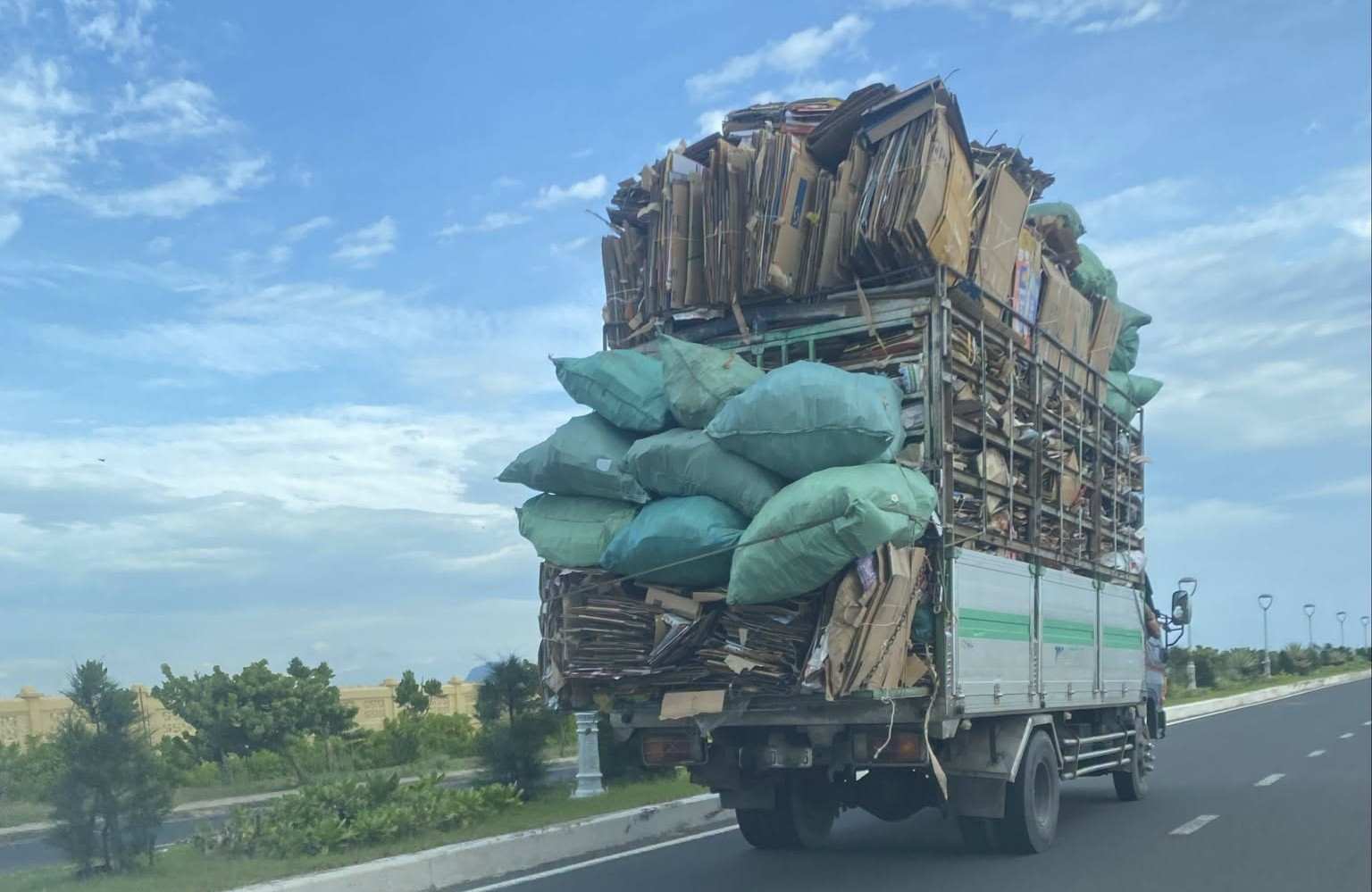 Cơ quan chức năng đã xử phạt tài xế điều khiển xe tải chở hàng làm rơi vãi xuống đường. Ảnh: Công an Đắk Lắk cung cấp