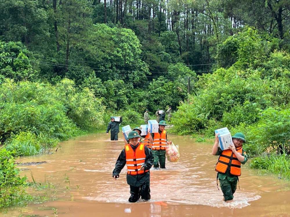 Officers and soldiers of the Chi Ma Border Guard Station (Lang Son) overcome flooding, transport food and necessities to support people in areas isolated by floods. Photo: Chinhphu. vn