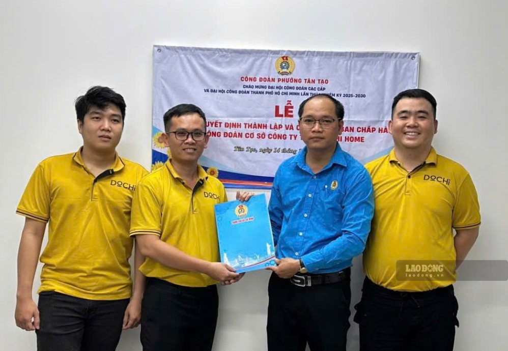 Ông Nguyễn Thanh Tuấn - Chủ tịch Công đoàn phường Tân Tạo (thứ hai từ phải qua) - trao quyết định của LĐLĐ TPHCM thành lập CĐCS. Ảnh: Đức Long