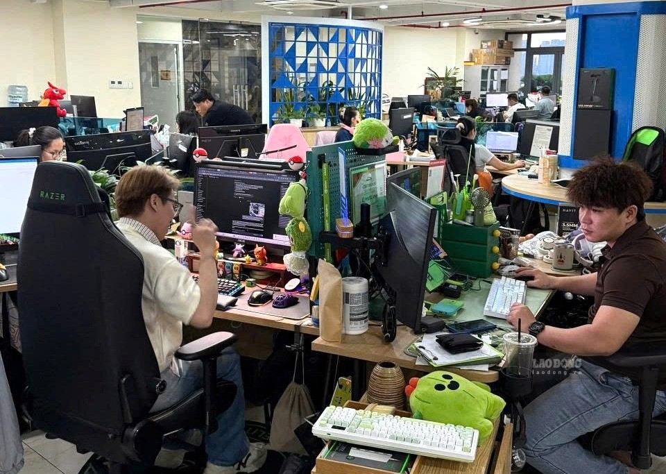 100% người lao động của Công ty TNHH MTV Công nghệ tin học Viễn Sơn được kết nạp làm đoàn viên công đoàn. Ảnh: Đức Long