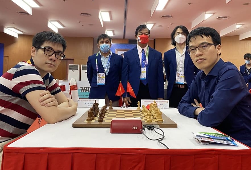 Le grand maître Lê Quang Liêm (à droite) se concentre sur son expertise pour un certain nombre de tournois de sport électronique ces derniers temps. Photo: P.T
