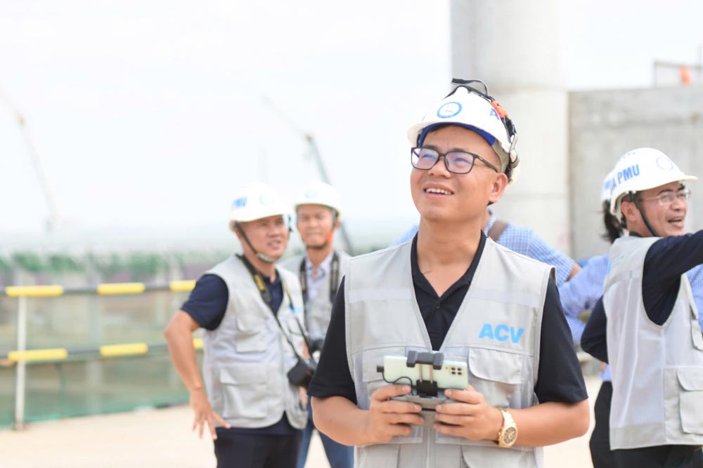 Phóng viên báo Lao Động tác nghiệp tại gói thầu 5.10 - Nhà ga hành khách sân bay Long Thành. Ảnh: HAC