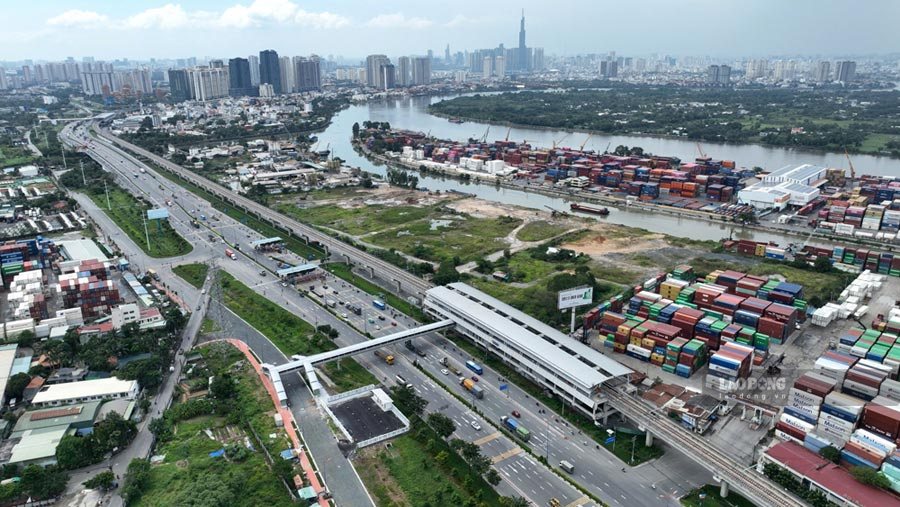 Improved infrastructure and institutions open up room for Ho Chi Minh City to break through, towards the goal of double-digit growth. Photo: Anh Tu