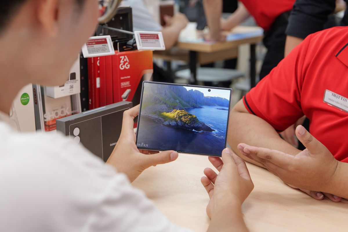 The number of customers ordering Samsung's new smartphone line, especially Galaxy Z Fold 8, has increased sharply globally. Photo: CellphoneS