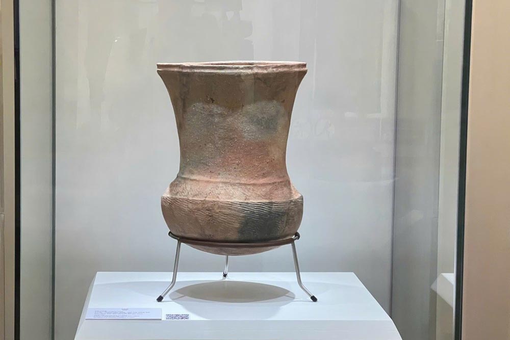 Chõ gốm (văn hóa Đông Sơn) hiện vật thuộc sưu tập tư nhân của diễn viên Chi Bảo, được công nhận bảo vật quốc gia năm 2024. Ảnh: ĐÌNH DY