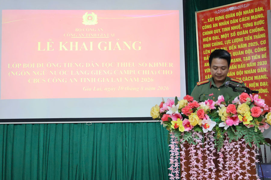 Lieutenant Colonel Nguyen Hung Cuong, Deputy Head of the Organization and Personnel Department, authorized by the Director of Gia Lai Provincial Police, delivers the opening speech of the training class. Photo: Gia Lai Provincial Police