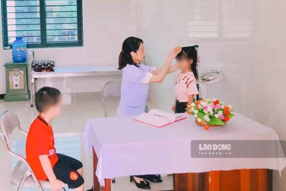 Educational support personnel, including school health workers, must meet sufficient standards of training, fostering, and professional capacity according to the requirements of the new job position when arranging. Photo: Quang Dai