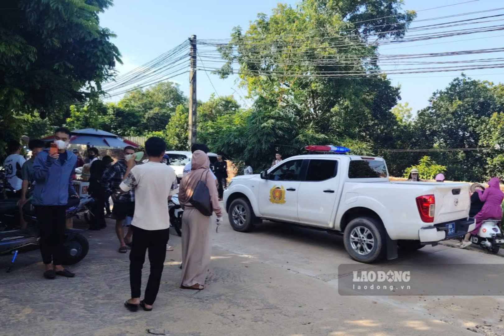 Lực lượng Cảnh sát giao thông cũng đã có mặt. Ảnh: Hiếu Anh