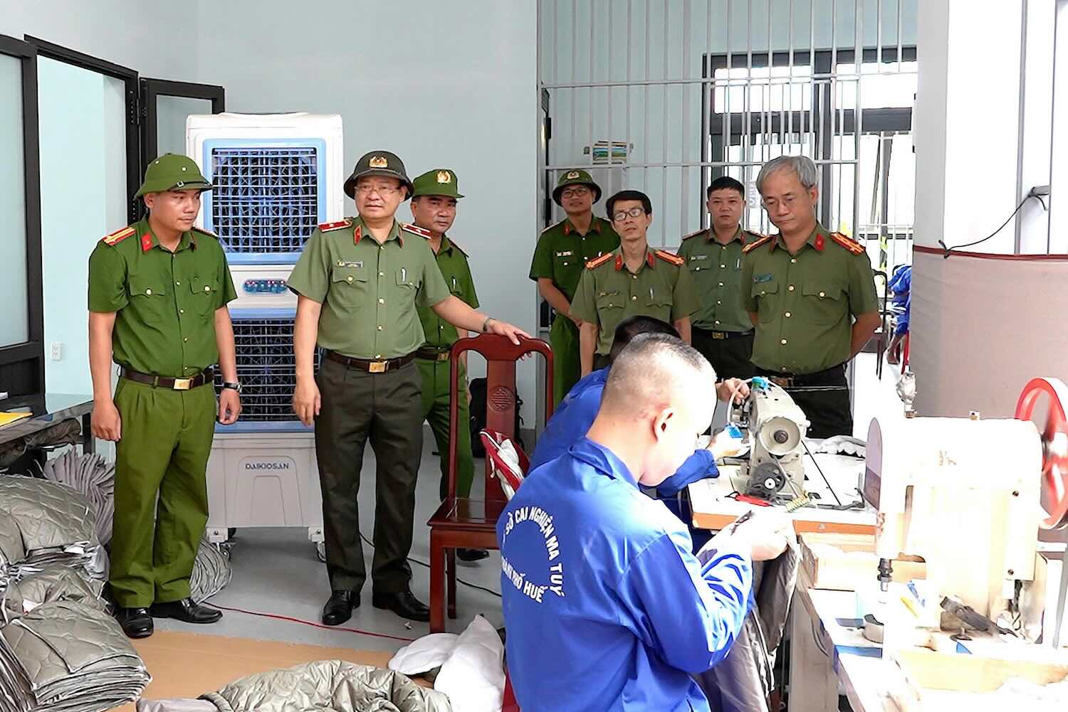Major General Nguyen Thanh Tuan - Director of Hue City Police and the working group inspect at the city's drug rehabilitation center. Photo: Hue City Police.