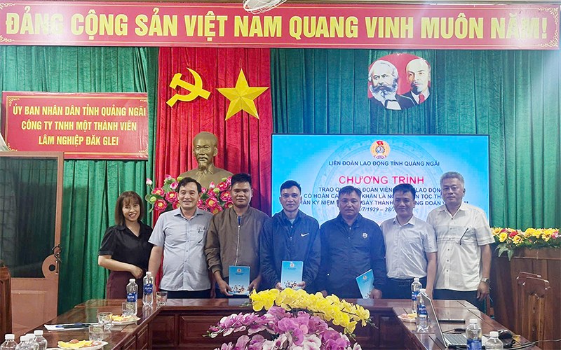 Ông Đinh Quốc Tuấn, Chủ tịch Liên đoàn Lao động tỉnh Quảng Ngãi (thứ 2 từ trái sang) tặng quà cho đoàn viên Công đoàn cơ sở Công ty TNHH MTV Đăk Glei. Ảnh: Liên đoàn Lao động tỉnh Quảng Ngãi