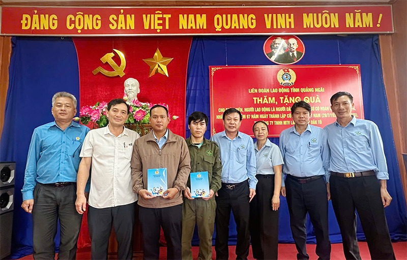 Mr. Dinh Quoc Tuan - Chairman of the Quang Ngai Provincial Labor Federation (2nd from the left) presents gifts to members of the grassroots Trade Union of Dak To One Member Limited Liability Company. Photo: Quang Ngai Provincial Labor Federation
