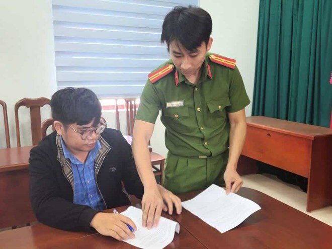 Cơ quan Công an khởi tố bị can, bắt tạm giam đối tượng Đặng Mậu Thảo (SN 1992, công chức Phòng Kinh tế, Hạ tầng và Đô thị TP Pleiku cũ) về tội “Nhận hối lộ”. Ảnh: Công an Gia Lai