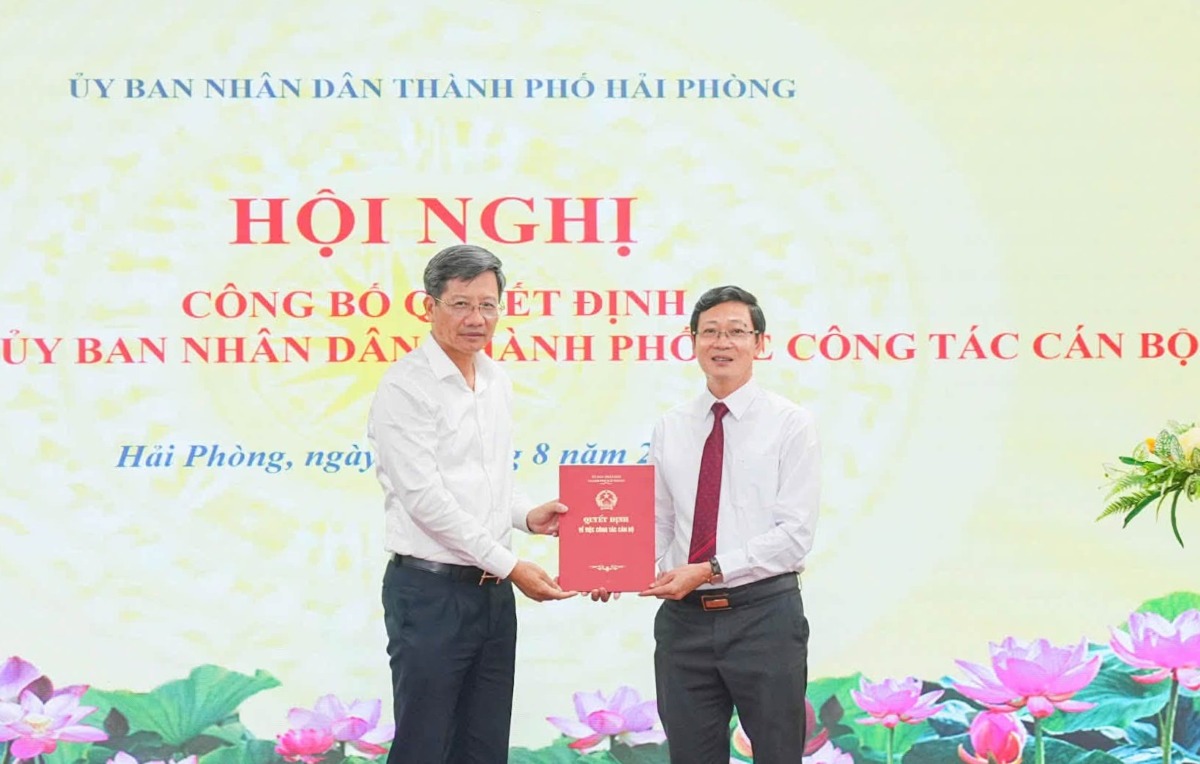 Standing Vice Chairman of the City People's Committee Le Anh Quan presents the decision to appoint the Deputy Director of the Department of Agriculture and Environment. Photo: Hai Phong e-Portal