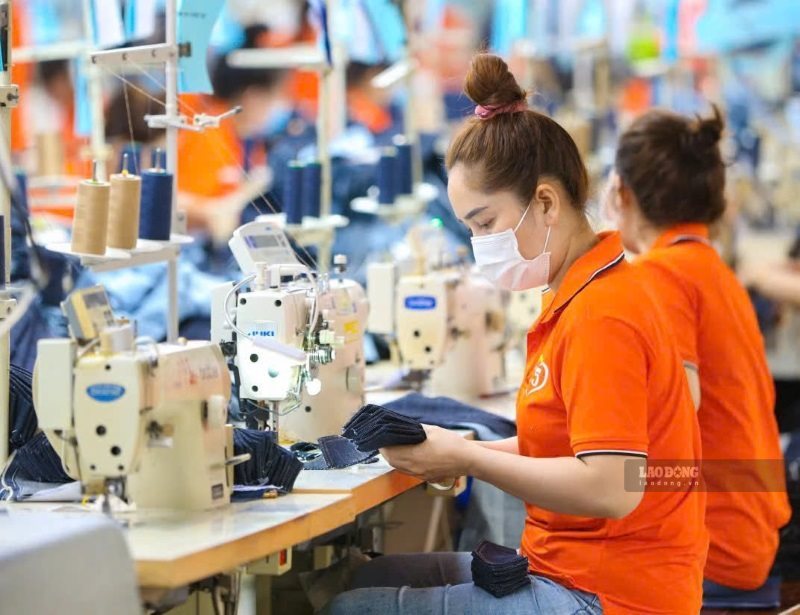 The percentage of monthly pension of female workers paying social insurance for 30 years and 20 years is 75% - 55% = 20%. Photo: Nam Duong