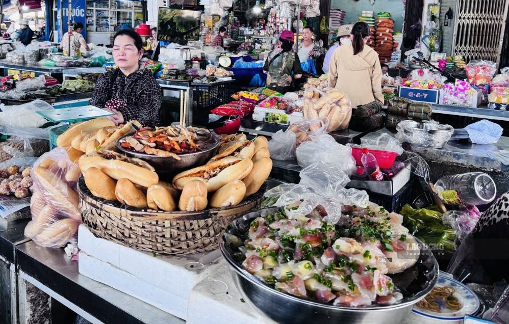 Quầy bánh mì bột lọc trong chợ Đồng Hới. Ảnh: Linh Boo