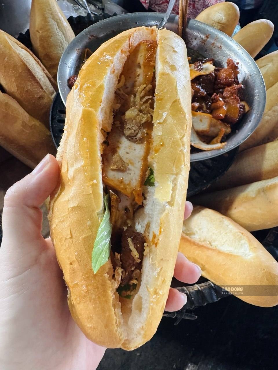 Ổ bánh mì bột lọc thêm chả. ảnh: Linh Boo