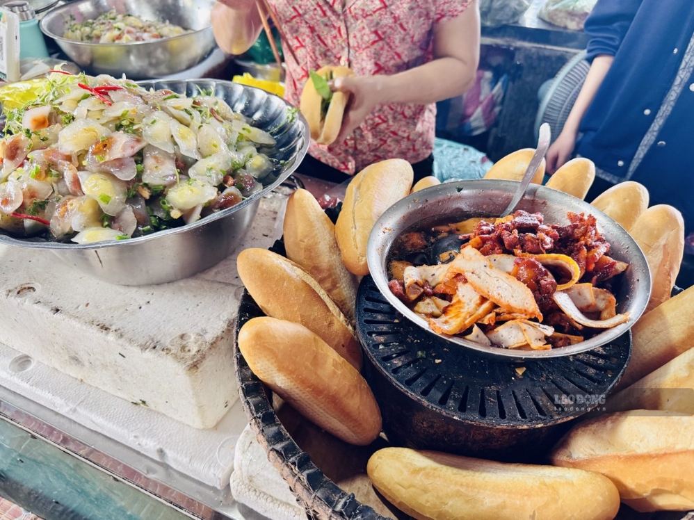 Một quầy bánh mì bột lọc ở Quảng Trị. Ảnh: Linh Boo