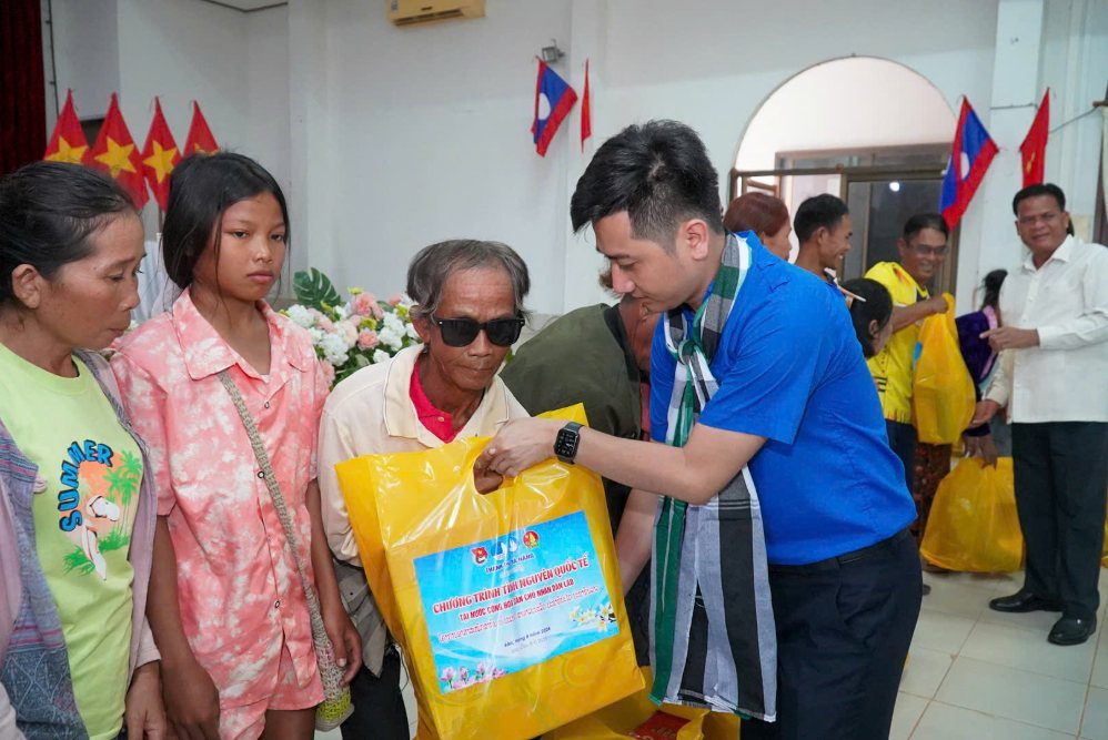 Chương trình tình nguyện quốc tế của Thành Đoàn Đà Nẵng triển khai hoạt động tại huyện Lakhonpheng, tỉnh Salavan, Lào. Ảnh: Thanh Huyền
