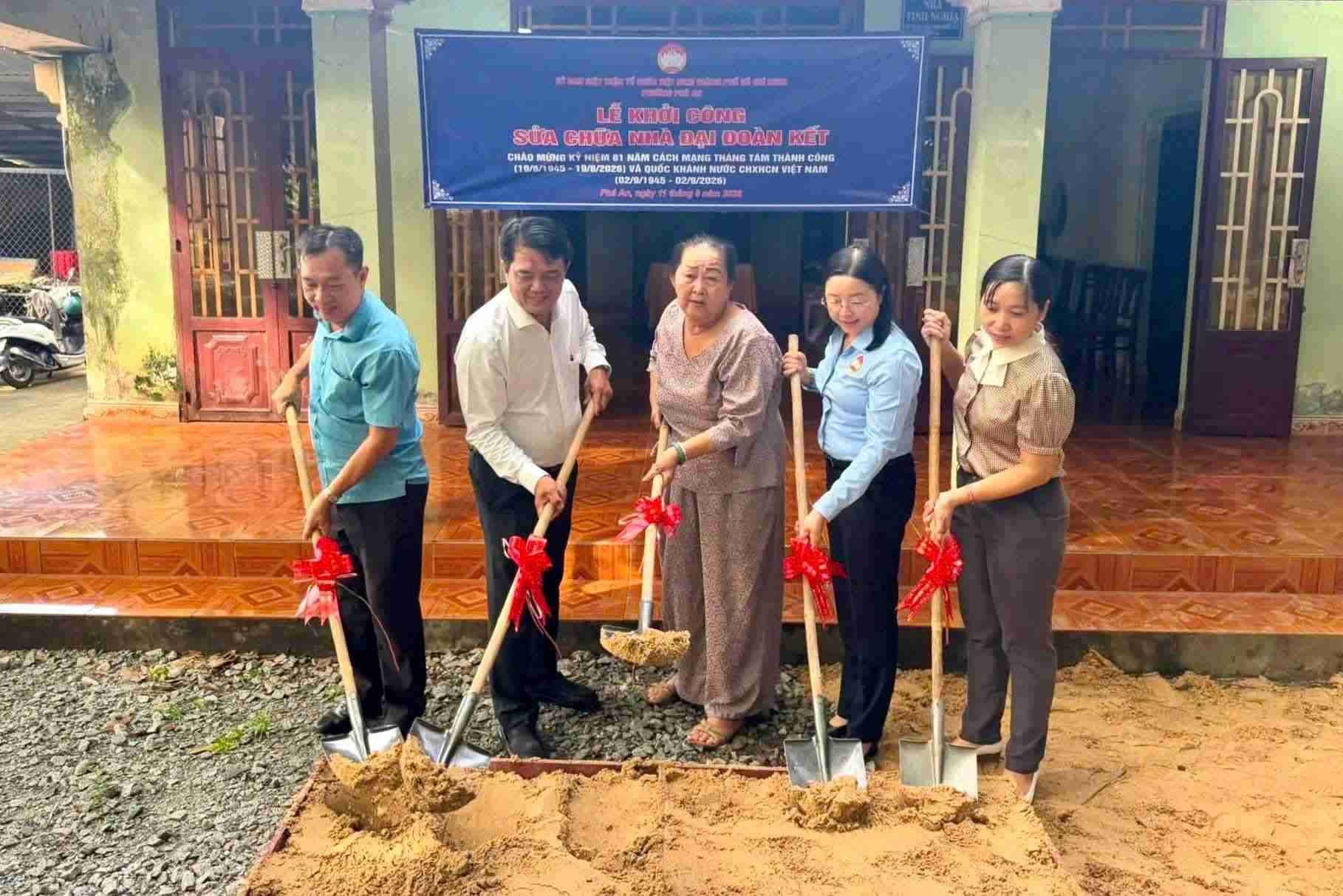 Lancement de la réparation de maisons pour les ménages pauvres dans le quartier de Phú An, Hô Chi Minh-Ville. Photo: Comité populaire du quartier de Phú An