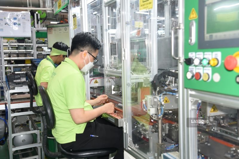 Male workers who have paid social insurance for 25 years will receive a monthly pension benefit percentage of 55%. Photo: Nam Duong