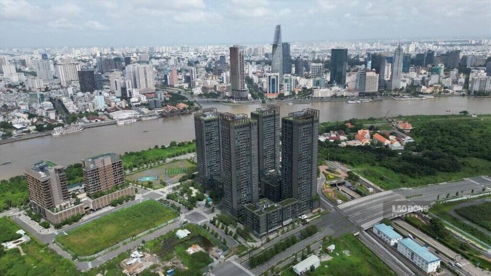 Thu Thiem Observation Tower complex invested by De Vuong City Joint Venture Co., Ltd. is included in the list of housing projects for sale to foreigners. Photo: Huu Chanh