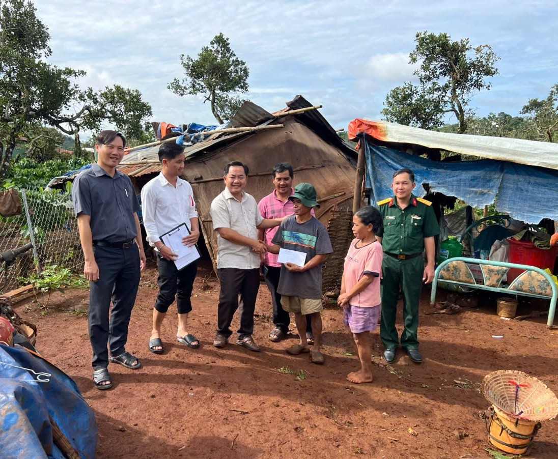 Dak Nhau Commune People's Committee supports families whose houses were damaged by storms. Photo: Dak Nhau Commune People's Committee