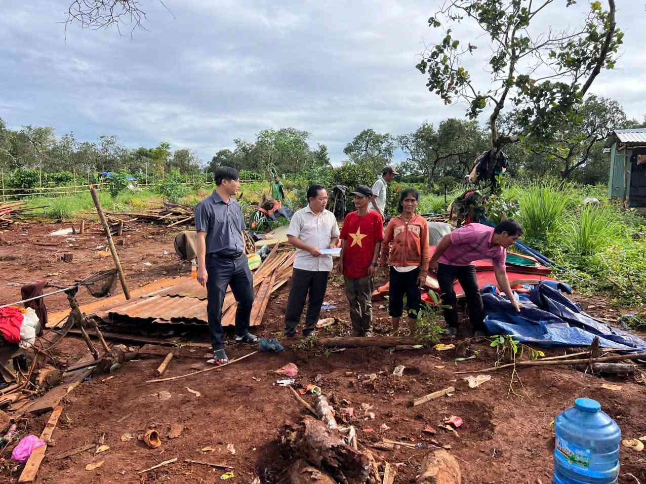 Lãnh đạo xã Đak Nhau thăm hỏi, hỗ trợ gia đình bị hư hỏng nhà do giông lốc. Ảnh: UBND xã Đak Nhau