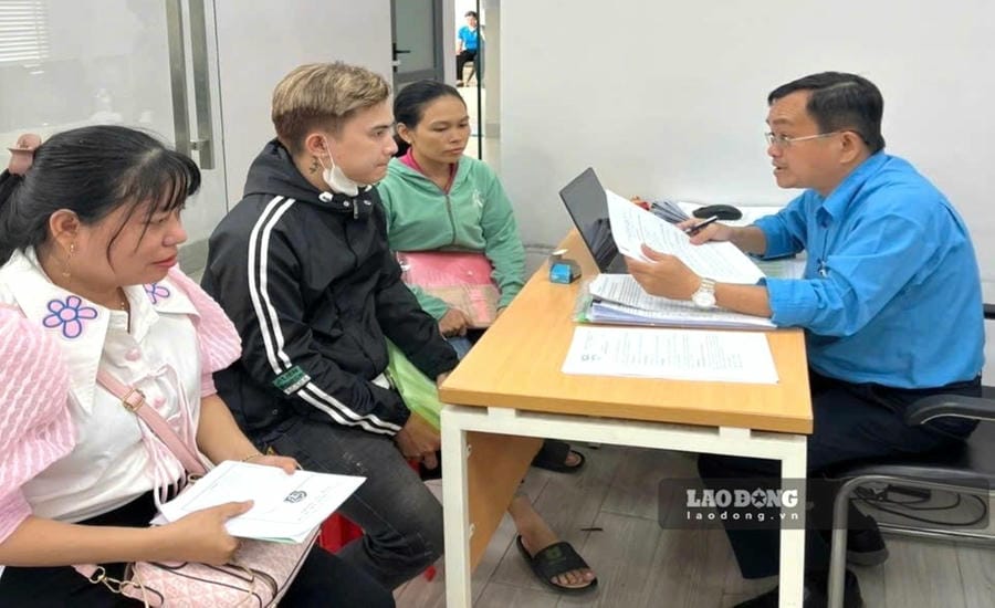 Mr. Pham Van Hien - Head of Labor Relations Department of the Ho Chi Minh City Trade Union Workers' Counseling and Support Center - receives authorized workers to sue Vinh Thong Company. Photo: Duc Long