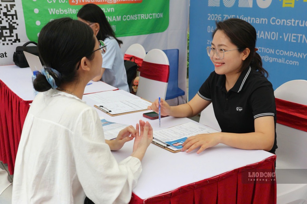 The 3 industries forecast to have the strongest recruitment in August 2026 in Hanoi are construction-infrastructure; wholesale and retail and consumer services; marketing and communication. Photo: Quynh Chi