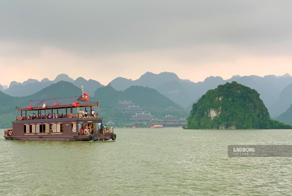 Sightsee Luc Nhac Lake (also known as Tam Chuc Lake) at Tam Chuc Pagoda. Photo: Luong Ha