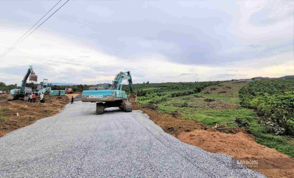 Các đơn vị đang triển khai thi công dự án cao tốc Bảo Lộc - Liên Khương. Ảnh: Phúc Khánh