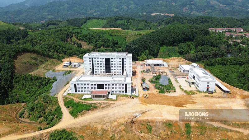 Le travail de déblaiement du site du projet de l'ancien hôpital général de Bát Xát, province de Lào Cai, est demandé à être achevé rapidement. Photo: Đinh Đại