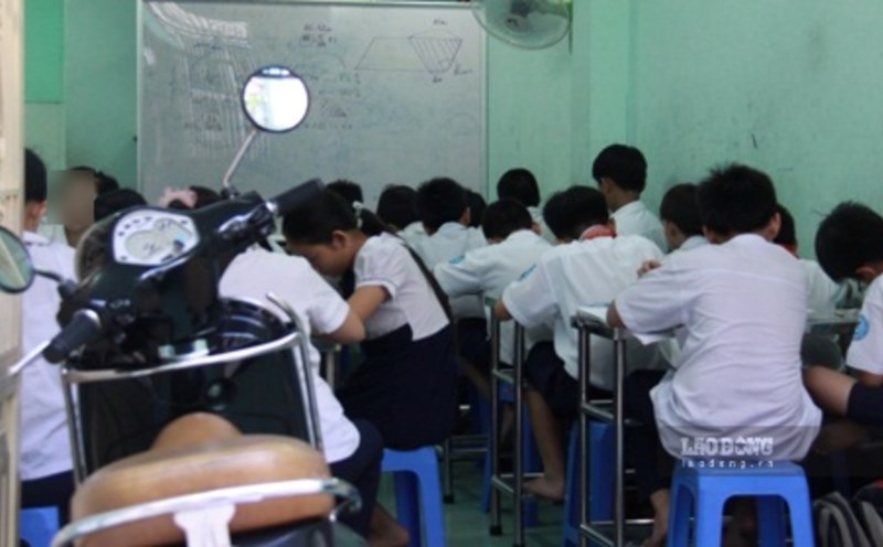 Coercion, threats, pressure or linking learning outcomes with extra classes; taking advantage of extra classes to illegally profit may be fined 30 - 50 million VND. Illustrative photo: Trang Ha