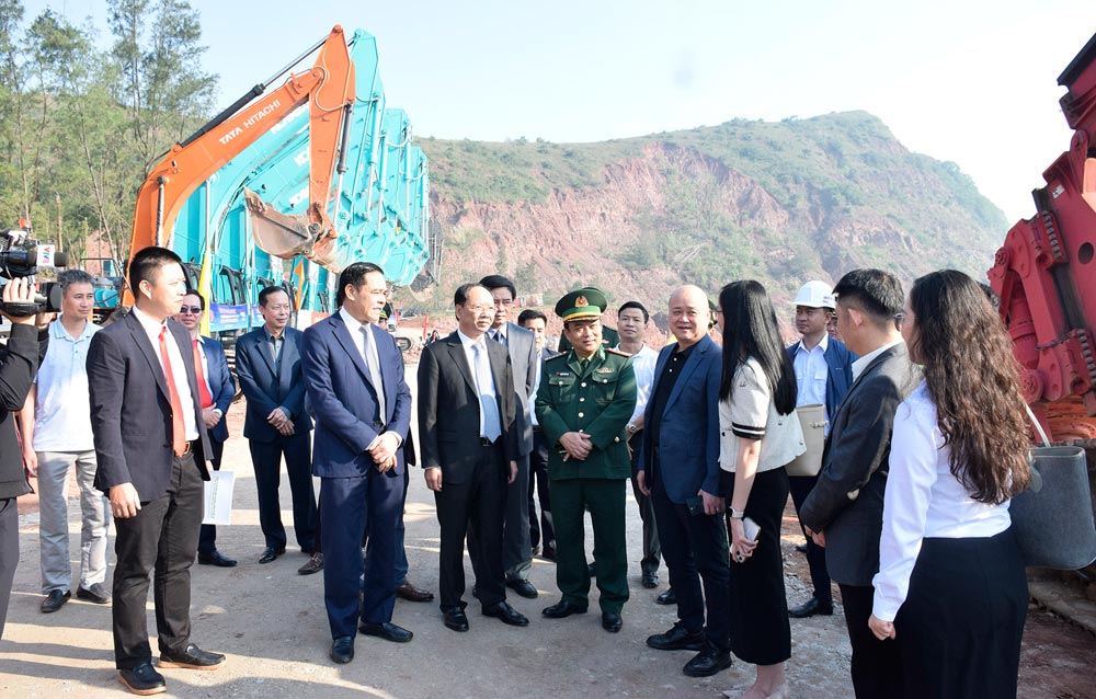 Lãnh đạo tỉnh Nghệ An trao đổi với nhà đầu tư về lợi thế của địa phương tại lễ khởi công Dự án Cảng nước sâu Cửa Lò. Ảnh: PHƯƠNG THÚY