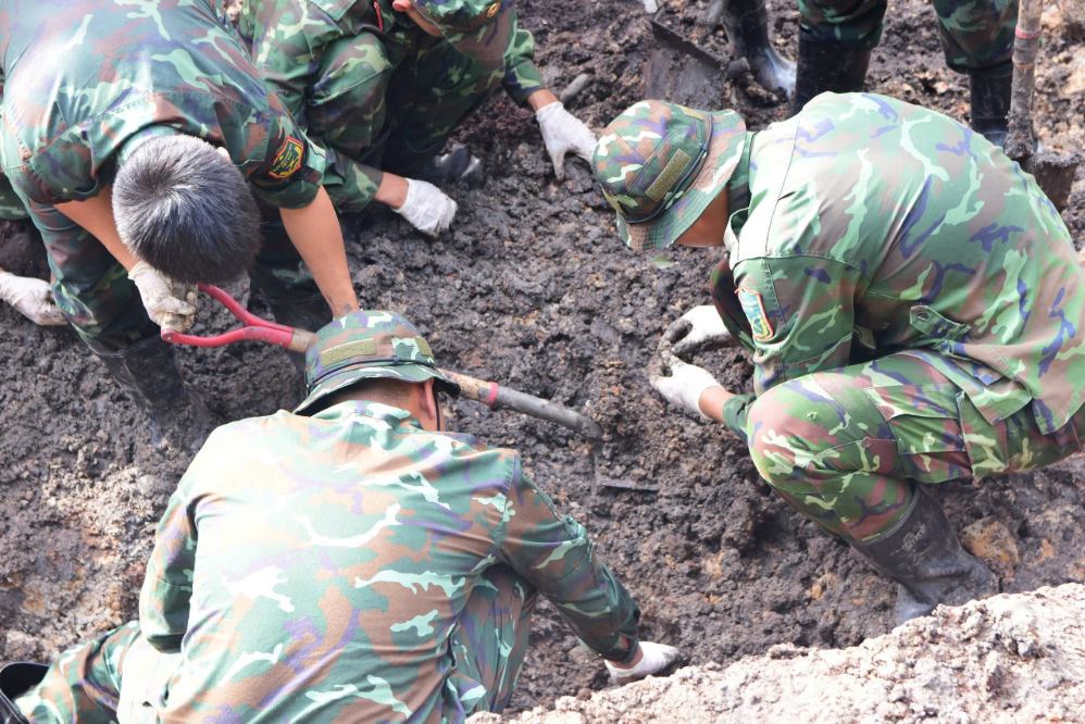 Công tác quy tập tại công viên Lê Thị Riêng đang diễn ra khẩn trương. Ảnh: Bộ Tư lệnh TPHCM