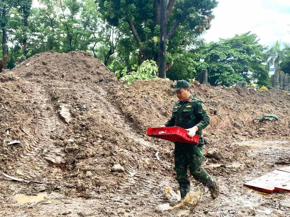 Search and repatriation forces for martyrs' remains discovered 12 more sets of martyrs' remains at Le Thi Rieng Park. Photo: Ho Chi Minh City Command