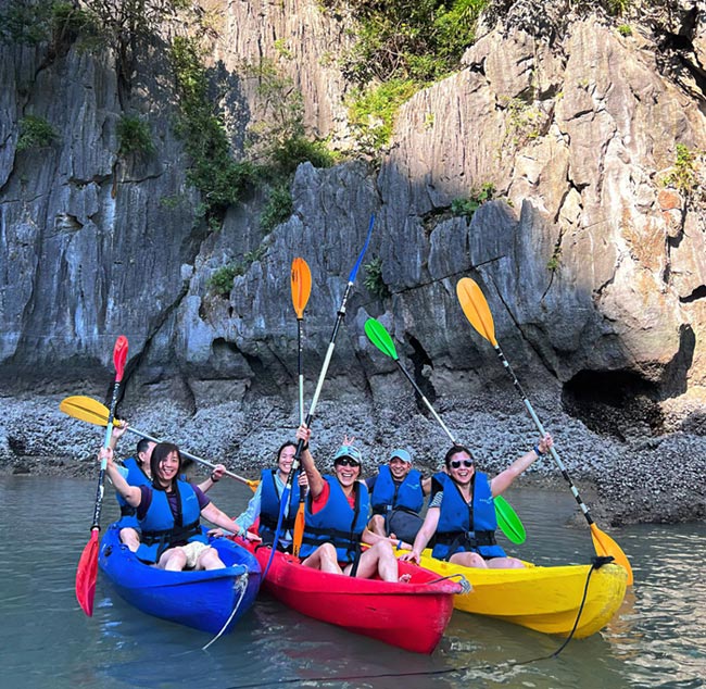 Foreign tourists experience yachting, kayaking to explore Ha Long Bay. Photo: Saquila Yacht