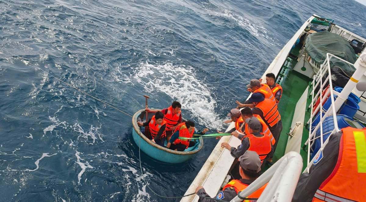 Fisheries Resources Surveillance forces bring injured fishermen through Fisheries Resources Surveillance ships. Photo: Fisheries Resources Surveillance provided