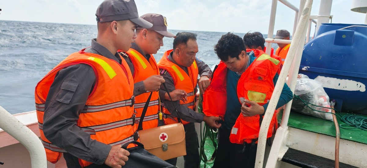 Ngư dân được Kiểm ngư sơ cứu và đưa vào đảo Phú Quý để tiếp tục điều trị. Ảnh: Kiểm ngư cung cấp