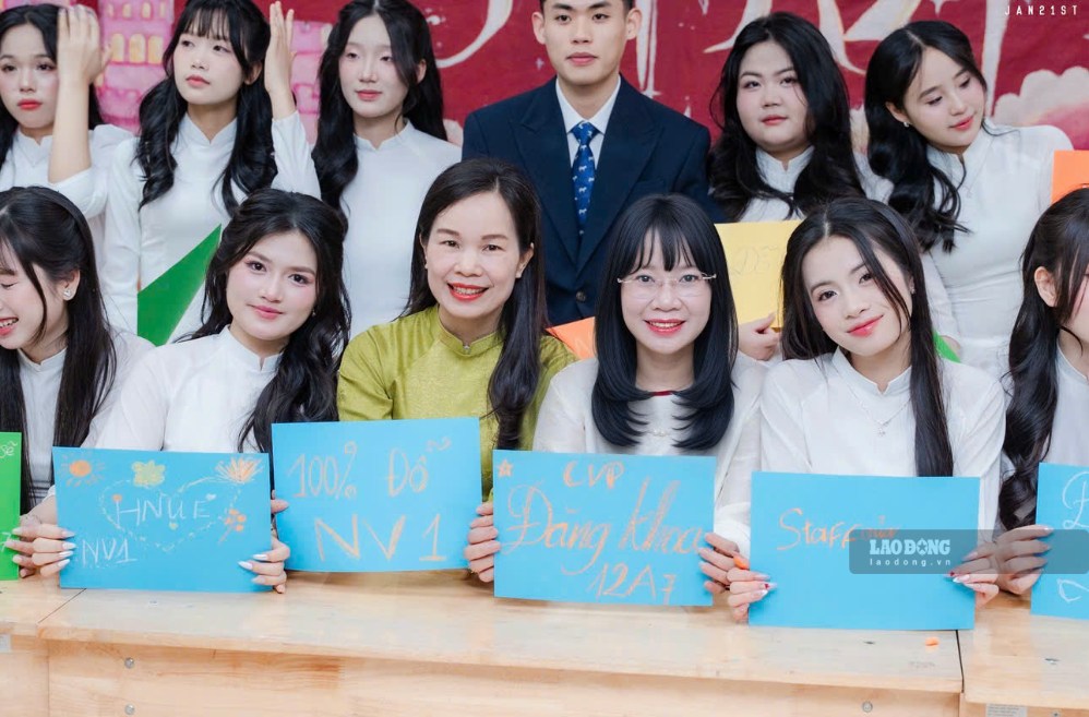 Cô Trần đồng hành cùng tập thể lớp 12A7 chuyên Văn trong ba năm THPT. Ảnh: Giáo viên cung cấp