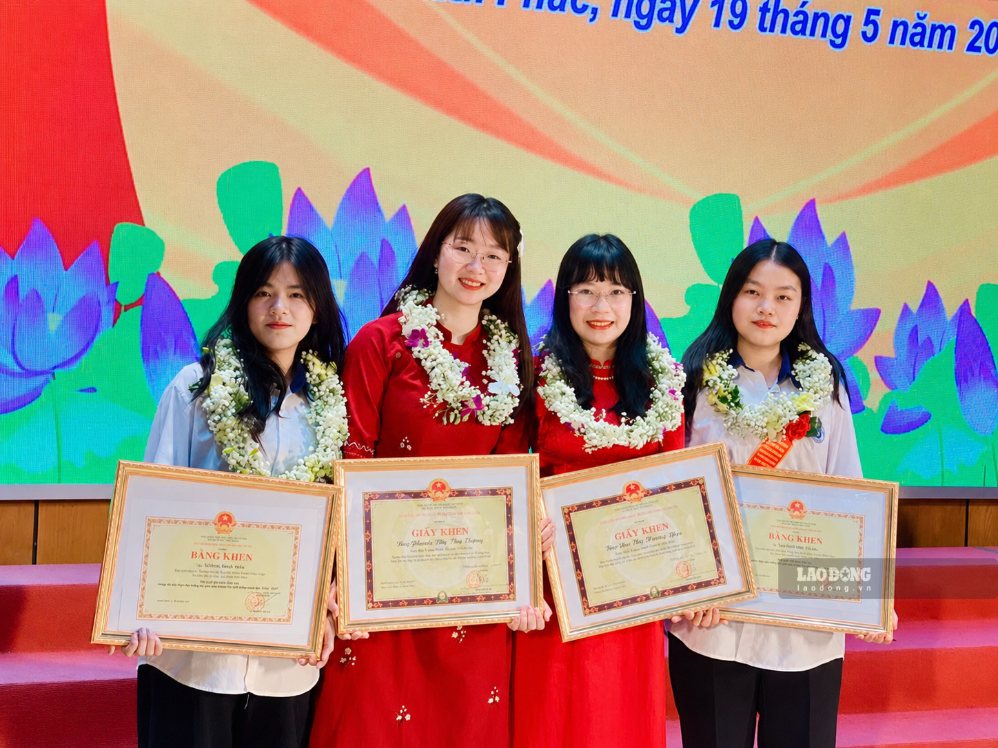 Với vai trò giáo viên phụ trách chính môn chuyên, cô Bùi Thị Hoàng Yến đồng hành, truyền cảm hứng để học sinh phát huy năng lực và theo đuổi những lựa chọn nghề nghiệp của mình. Ảnh: Giáo viên cung cấp