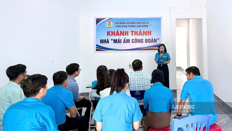 Gia đình đoàn viên Phạm Trung Kiên đón nhận ngôi nhà mới sau thời gian khó khăn về chỗ ở. Ảnh: Nguyễn Huệ
