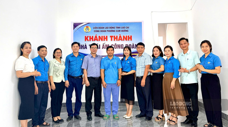 Cam Duong Ward Trade Union and delegates present support and hand over "Trade Union Shelter" houses to union member Pham Trung Kien. Photo: Nguyen Hue