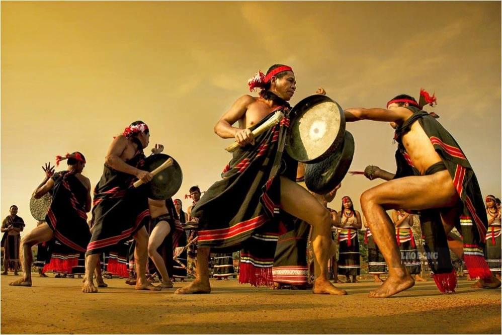 Gong duel - a unique competition of Cor village boys. Photo: HUYNH HA