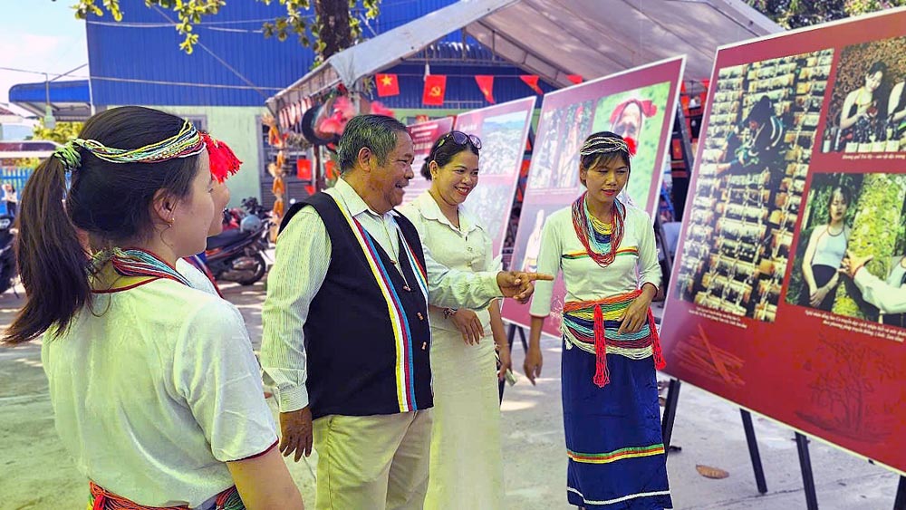 Nghệ nhân Ưu tú Dương Lai tại triển lãm “Không gian văn hóa đồng bào Cor - Di sản sống giữa đại ngàn”, tháng 5.2026. Ảnh: HOÀNG BIN