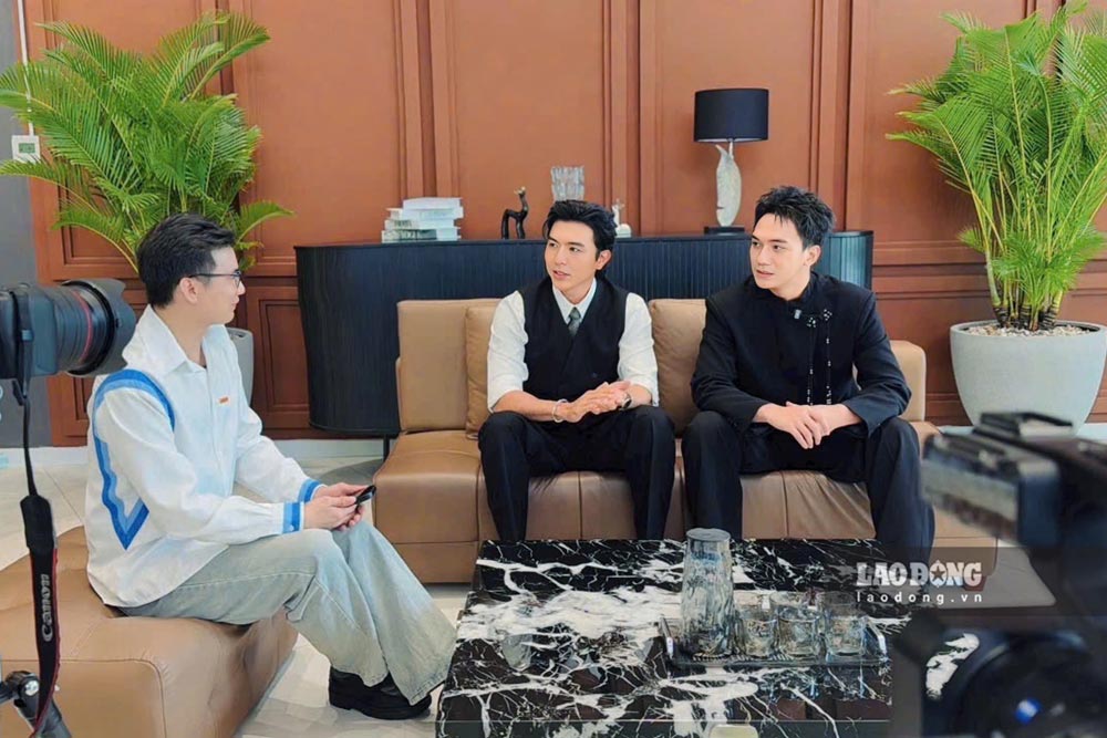 Steven Nguyen and Do Nhat Hoang in a conversation with Lao Dong Newspaper. Photo: ANH TU
