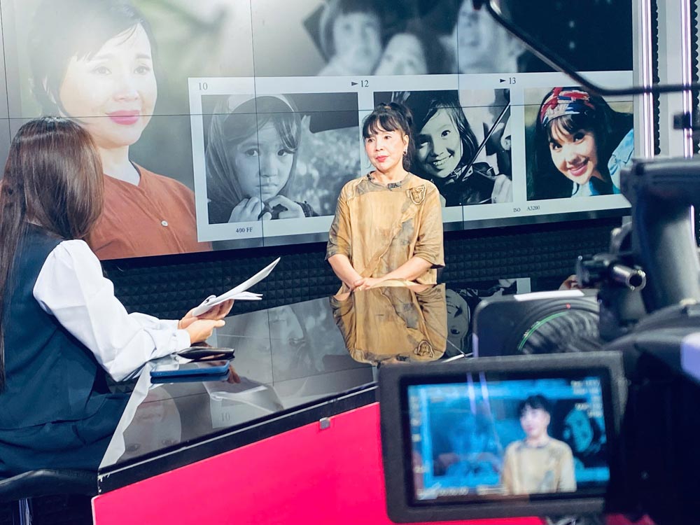 NSND Lan Hương “Em bé Hà Nội” trong một buổi talkshow tại trường quay Báo Lao Động. Ảnh: MI LAN