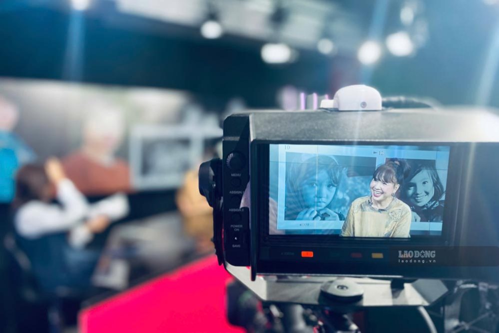 People's Artist Lan Huong "Hanoi Baby" in a talk show at the Lao Dong Newspaper studio. Photo: MI LAN