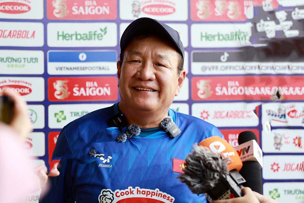 Coach Hoang Van Phuc answers interviews during the afternoon training session of the Vietnamese women's team on August 11. Photo: VFF